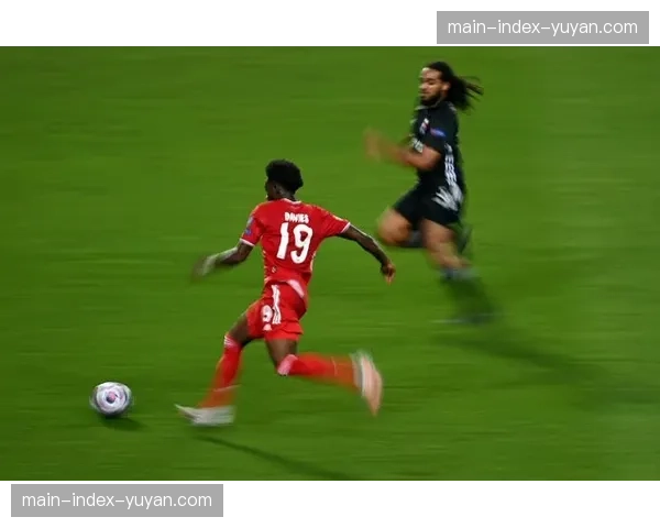 “特写：洛里昂门将姆沃戈指挥防线，多次高声提醒队友压迫位置”