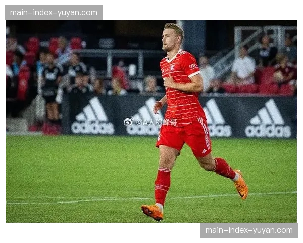 特写镜头：拜仁中卫德里赫特指挥前压，全队阵型瞬间前提20米